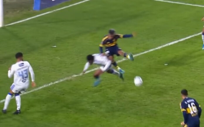 Aranda cometeu falta em Jonathan Jesus em lance de gol de Merentiel