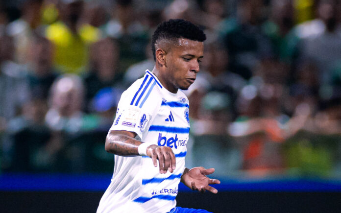 Arroyo cumprirá suspensão contra a Chapecoense (Foto: Marco Galvão/Cruzeiro)