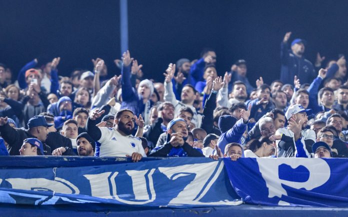 Torcida do Cruzeiro na Bombonera, em Buenos Aires