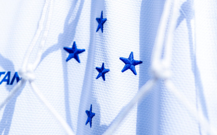 Camisa branca do Cruzeiro será lançada no início de junho (Foto: Staff Images/Cruzeiro)