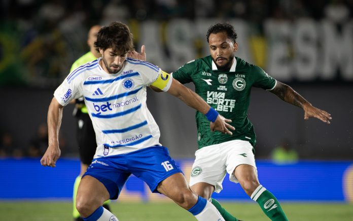 Lucas Silva em disputa de bola no jogo contra o Goiás (Foto: Mateus Dutra/Cruzeiro)