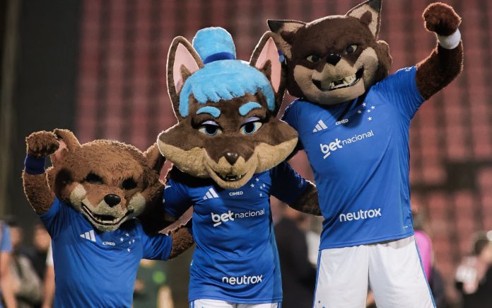 Raposão e Raposinho ao lado da Cabulosa, mascote do time feminino