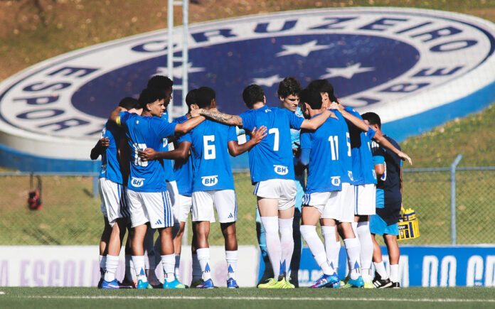 Elenco do Cruzeiro Sub-20 na Toca da Raposa I (Foto: Gustavo Martins/Cruzeiro)