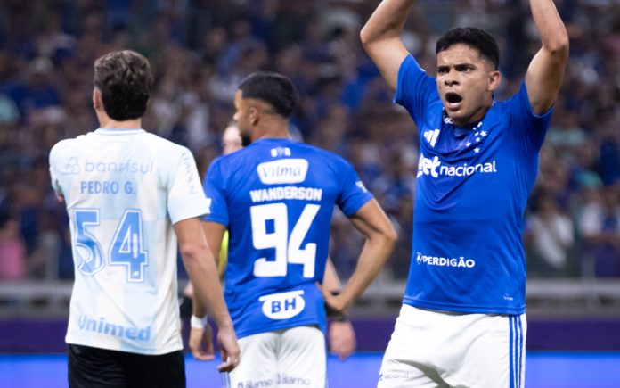 Wanderson e Bruno Rodrigues em jogo contra o Grêmio