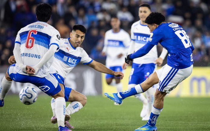 Christian em disputa de bola contra a Católica (Foto: Gustavo Aleixo/Cruzeiro)