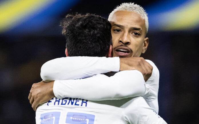 Fagner e Matheus Pereira comemoram gol do Cruzeiro