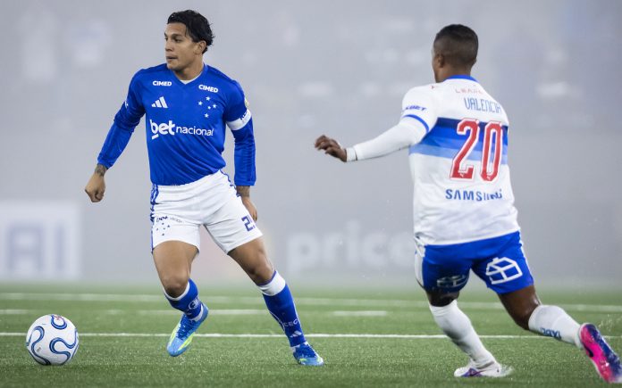 Lucas Romero em jogo diante da Universidad Católica (Foto: Gustavo Aleixo/Cruzeiro)