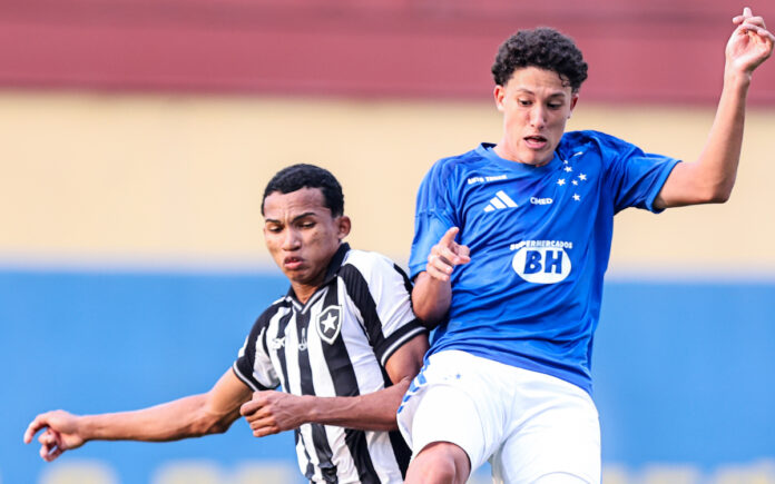 Felipe Morais em disputa de bola no duelo com o Botafogo (Foto: Arthur Barreto/Botafogo)