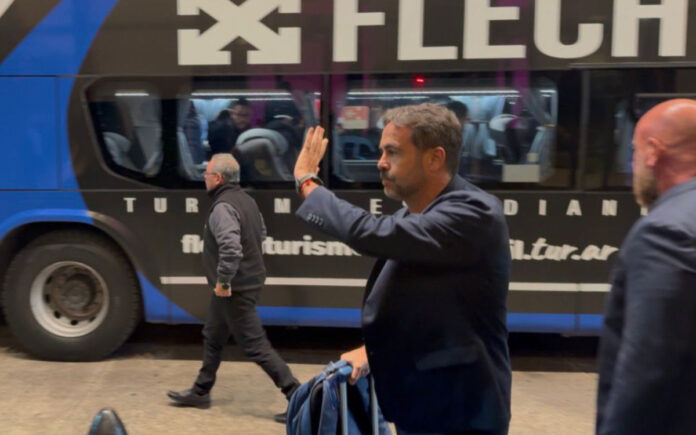 Artur Jorge acena para os torcedores (Foto: Reprodução/Samuca TV)