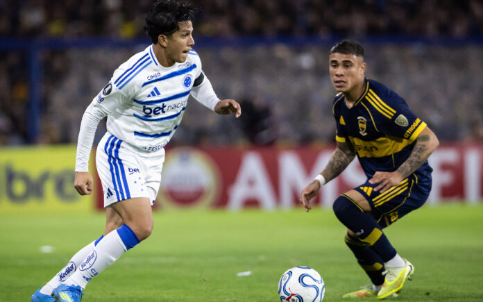Lucas Romero em disputa de bola diante do Boca (Foto: Gustavo Aleixo/Cruzeiro)