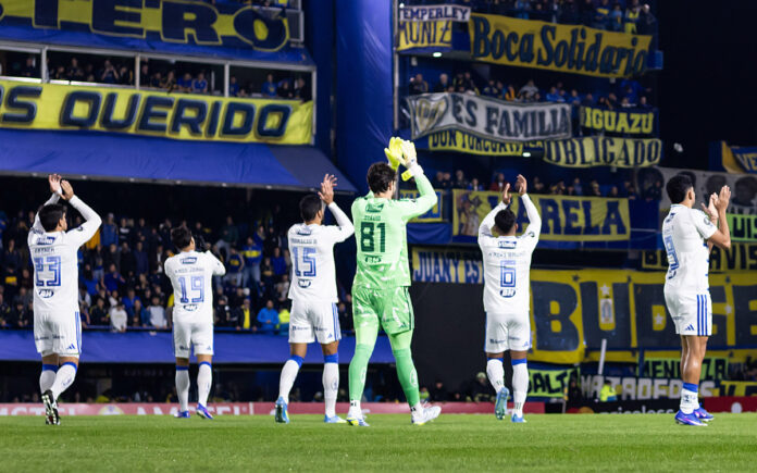 Jogadores do Cruzeiro diante do Boca na La Bombonera (Foto: Gustavo Aleixo/Cruzeiro)