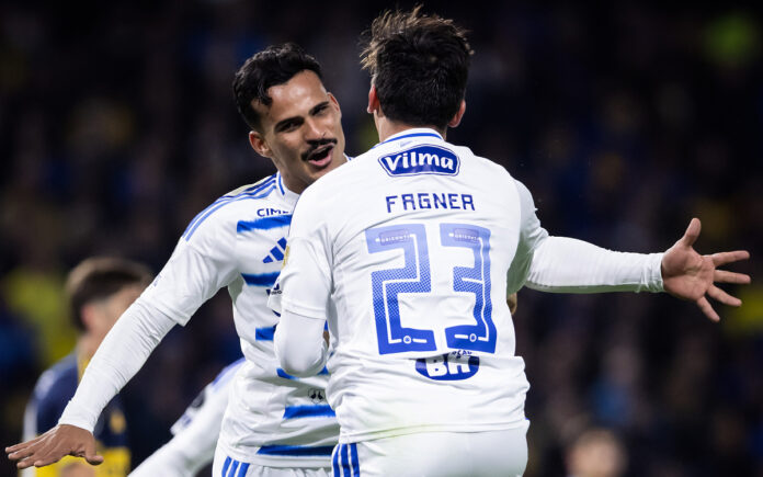 Kaiki e Fagner comemoram gol diante do Boca (Foto: Gustavo Aleixo/Cruzeiro)