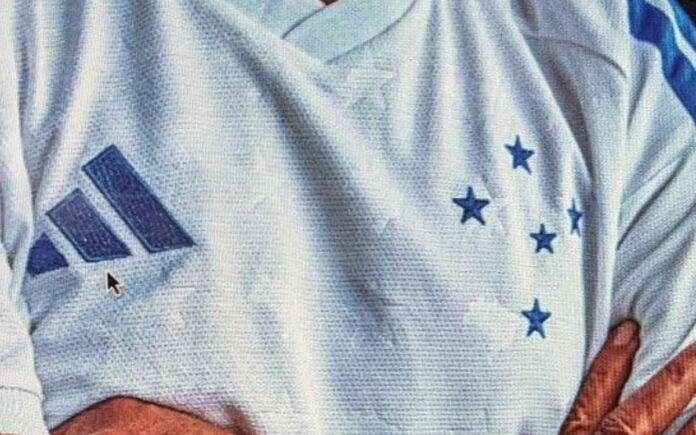 Nova camisa do Cruzeiro vazou nas redes sociais (Reprodução/Redes Sociais)