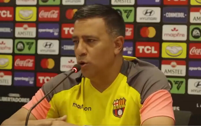 Técnico César Farias já tem um desfalque certo para o duelo com o Cruzeiro (Foto: Reprodução/Barcelona-EQU)