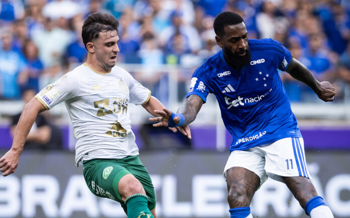 Gerson em disputa de bola diante da Chape (Foto: Gustavo Aleixo/Cruzeiro)