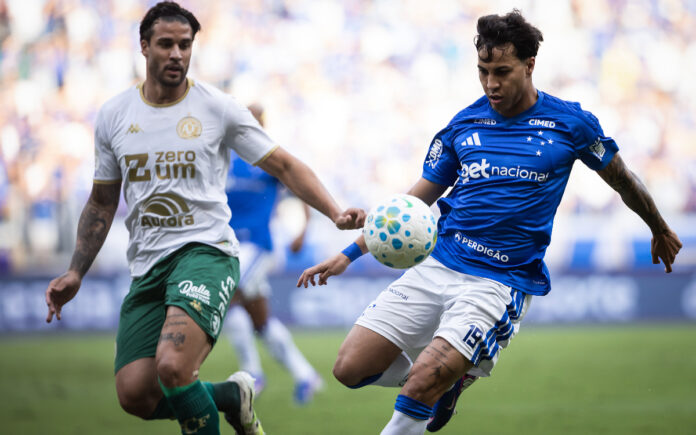 Kaio Jorge em disputa de bola diante da Chapecoense (Foto: Gustavo Aleixo/Cruzeiro)