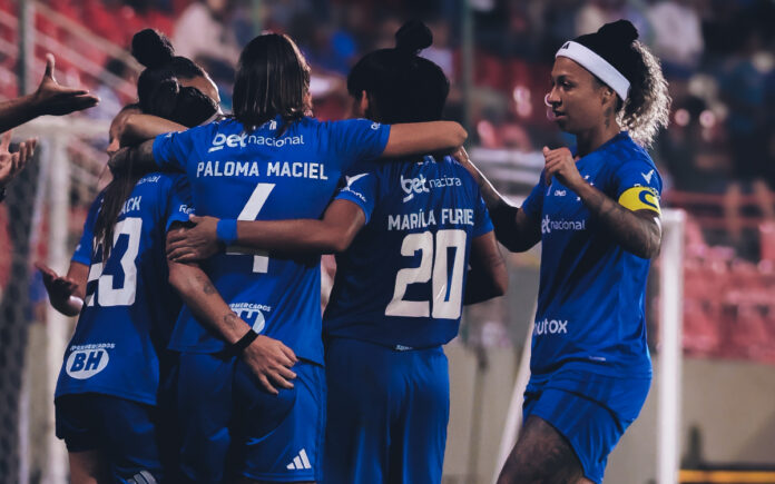 Jogadoras do Cruzeiro comemoram gol diante do Doce Mel (Foto: Gustavo Martins/Cruzeiro)