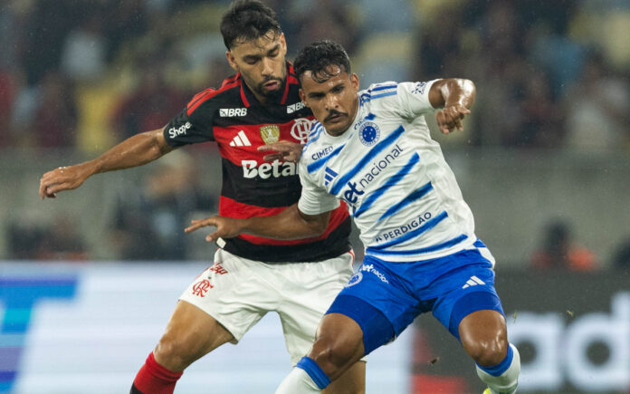 Paquetá e Kaiki em dividida pelo jogo do primeiro turno do Brasileirão (Foto: Thais Magalhães/Cruzeiro)