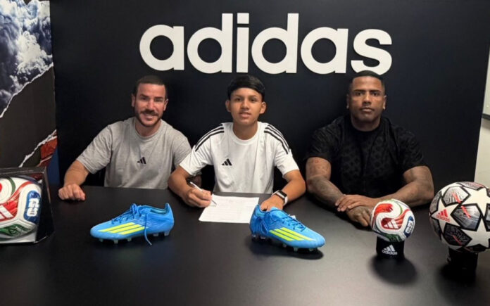 Ruan Davi ao lado de Fabrício Nazaré, representante da Adidas, e Leandro Brito, da WebSoccer (Foto: Reprodução/Redes Sociais)