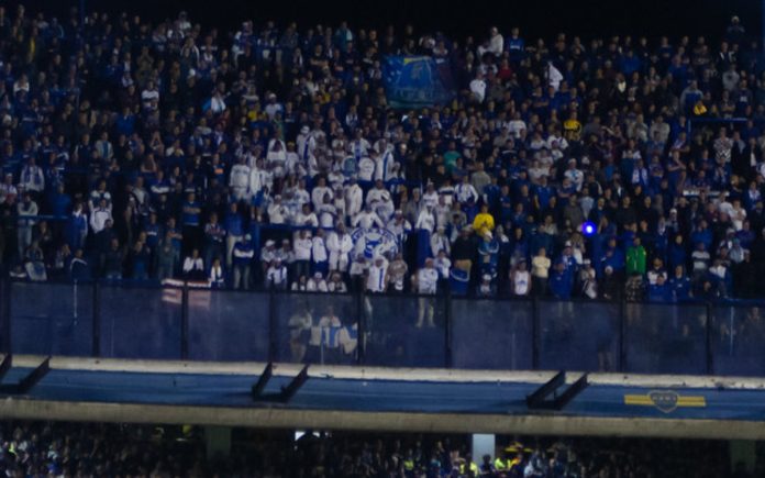 Torcida do Cruzeiro em jogo na Bombonera, em Buenos Aires