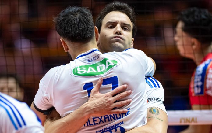 Oppenkoski celebra com Alê ponto em final contra o Campinas