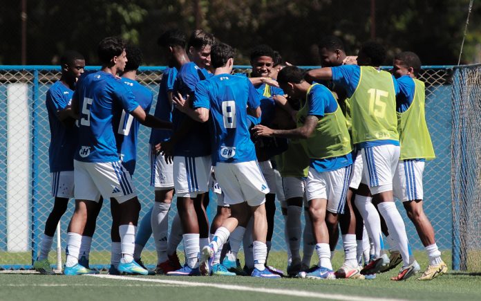 Elenco do Cruzeiro Sub-20 na Toca da Raposa I (Foto: Foto: Gustavo Martins/Cruzeiro)