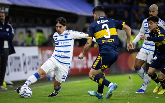 Jogadores de Cruzeiro e Boca Juniors disputam bola em La Bombonera