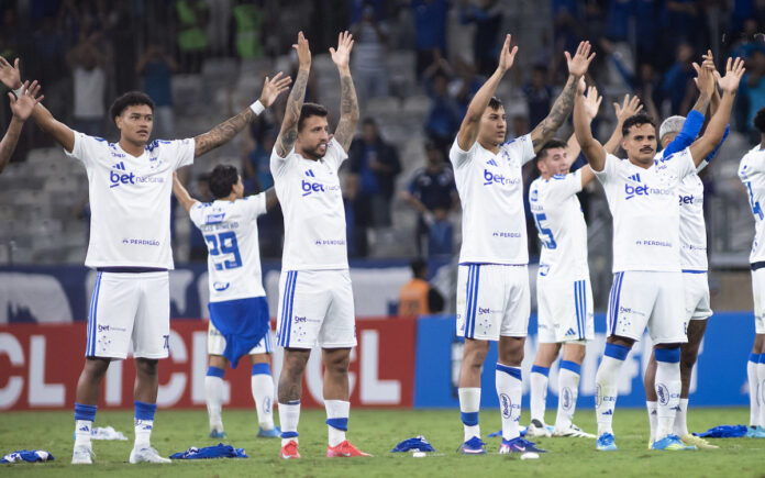 Jogadores do Cruzeiro vestidos com a nova camisa branca