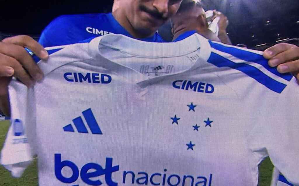Kaiki exibe nova camisa branca do Cruzeiro