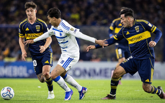 Kaio Jorge disputa bola com marcadores do Boca Juniors