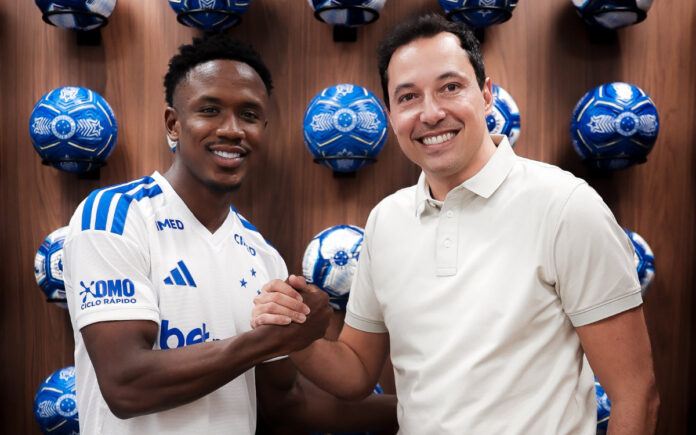 Luis Sinisterra, atacante do Cruzeiro, ao lado do dirigente Pedro Junio (Foto: Gustavo Martins/Cruzeiro)