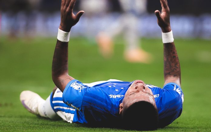 Keny Arroyo foi expulso após receber dois amarelos contra o Atlético-MG
