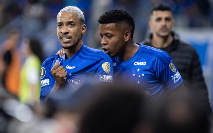 Matheus Pereira celebra gol marcado ao lado de Keny Arroyo
