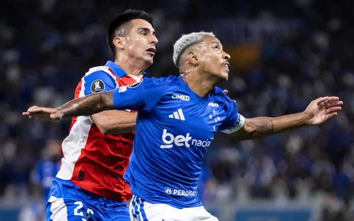 Matheus Pereira em duelo com a Universidad Católica