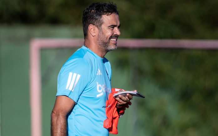 Artur Jorge em treino do Cruzeiro em 2026
