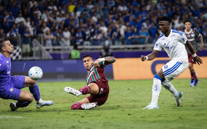 Néiser Villarreal, em chance perdida contra o Fluminense