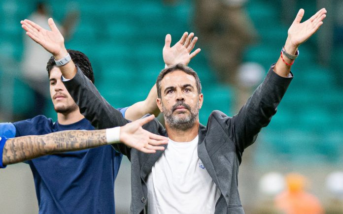 Artur Jorge celebra triunfo sobre o Bahia, em Salvador
