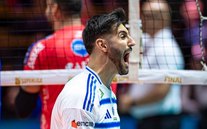Alê comemora ponto do Sada Cruzeiro na final contra o Campinas