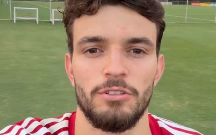 Otávio surgiu com uniforme vermelho em treino na Toca II