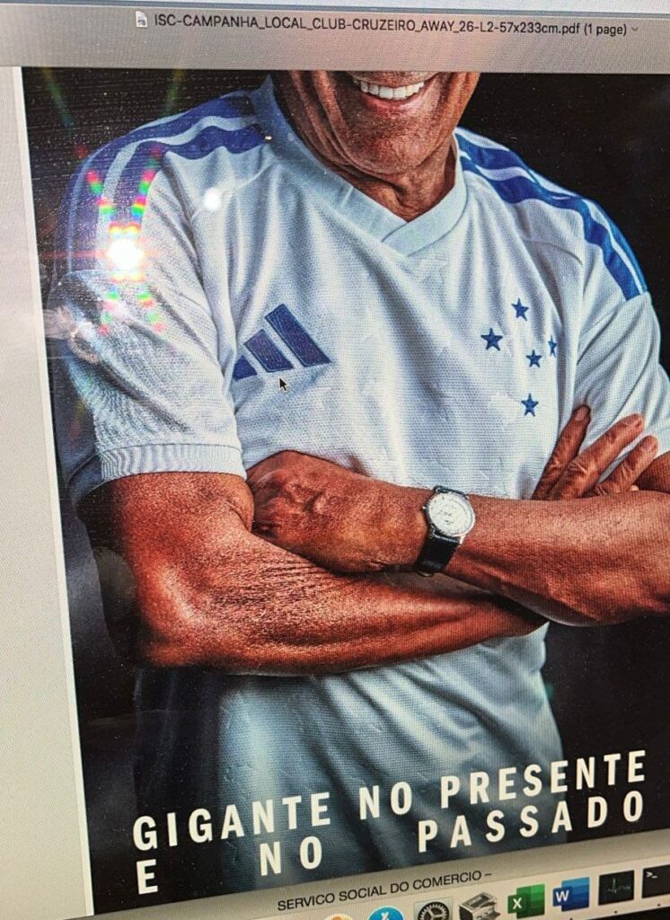Nova camisa do Cruzeiro vazou nas redes sociais (Foto: Reprodução/Redes Sociais)