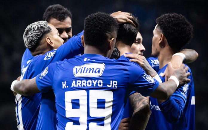 Time do Cruzeiro comemora gol diante do Goiás (Foto: Gustavo Aleixo/Cruzeiro)