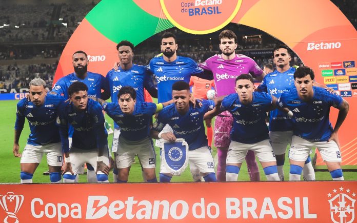 Time do Cruzeiro no duelo diante do Goiás (Foto: Gustavo Martins/Cruzeiro)