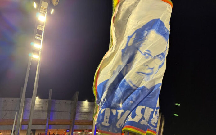 Vibrante foi homenageado com bandeirão da Comando Rasta