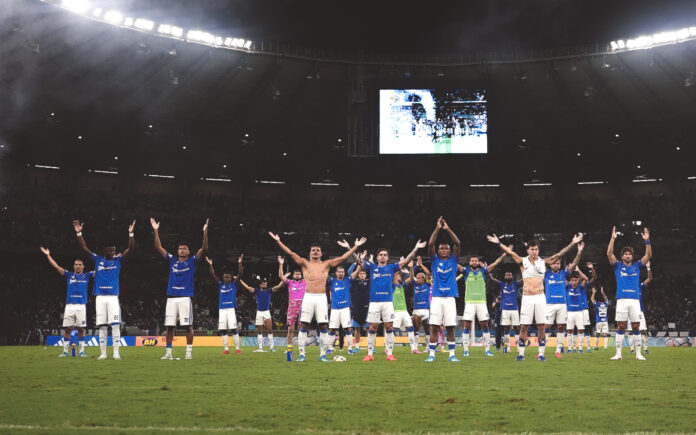Jogadores do Cruzeiro celebram vitória no Mineirão