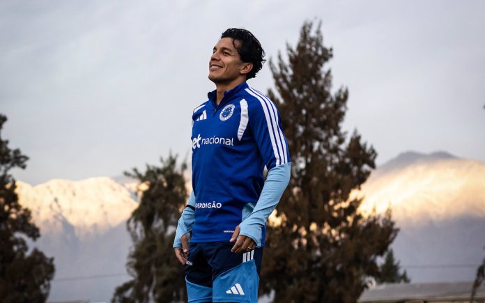 Lucas Romero em treino do Cruzeiro no CT do Colo-Colo