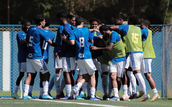Atletas do Cruzeiro comemoram gol marcado contra o Atlético-MG