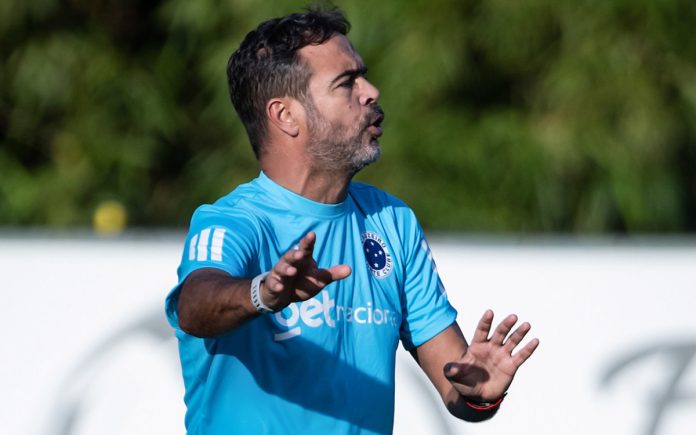 Artur Jorge em treino do Cruzeiro no CT do Vitória, em Salvador
