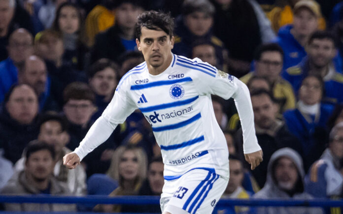 Fagner em jogo contra o Boca, na Argentina