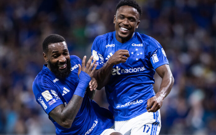 Gerson e Sinisterra celebram vitória do Cruzeiro contra a Chape