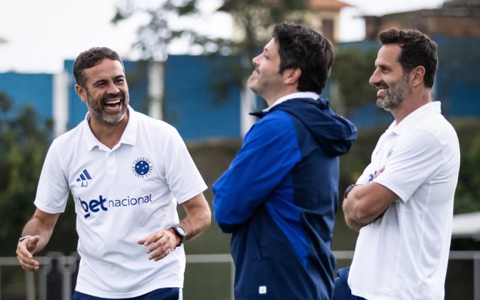Artur Jorge e comissão técnica em treino do Cruzeiro (Foto: Gustavo Aleixo/Cruzeiro)